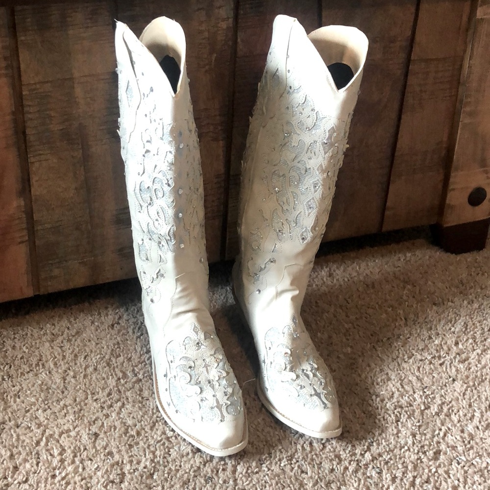Women’s white cowgirl boots